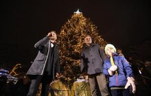 Фото 2: У Львові засвітили центральну міську ялинку, а також передали громаді міста Вифлеємський вогонь миру