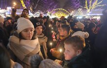 Фото 3: У Львові засвітили центральну міську ялинку, а також передали громаді міста Вифлеємський вогонь миру