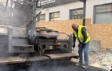 Фото 6: На вул. Залізничній стелять нижній шар асфальту