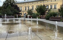 Фото 2: На площі Митній оновили 18 дерев’яних лавок