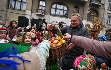 Фото 1: На площі Ангелів встановили головного різдвяного дідуха Львова (фото/відео)
