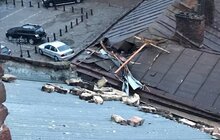 Фото 5: На вул. Рибній шквальним вітром пошкоджено дах будинку та припарковану машину, ніхто не постраждав
