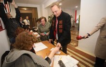 Фото 6: Міський голова Львова з дружиною проголосували на виборчій дільниці