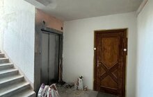 Фото 14: У будинку на вул. Хоткевича, 56, який найбільше постраждав від ракетного обстрілу, відремонтували дах, вікна і монтують ліфти