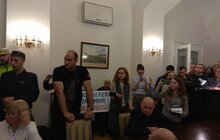 Фото 2: Активісти зірвали засідання виконавчого комітету ЛМР
