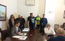 Фото 11: Активісти зірвали засідання виконавчого комітету ЛМР