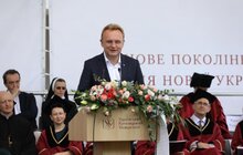 Фото 1: Мер Львова привітав випускників УКУ