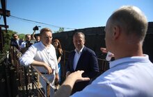 Фото 5: Мер Львова спільно з міністром екології оглянули очисні споруди, де працівники продемонстрували технологію очищення стічних вод від поліетилену