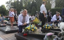 Фото 1: День Незалежності розпочався з молитви на Личаківському кладовищі