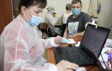Фото 12: У Львові продовжують вакцинувати людей, які забезпечують роботу міста