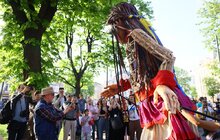Фото 3: Андрій Садовий подарував ляльці-символу дітей-біженців прапор України