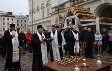 Фото 10: У Львові на площі Ринок освятили воду: упродовж дня охочі можуть прийти і набрати її з резервуара