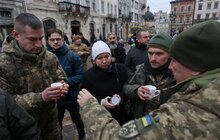 Фото 16: У Львові на площі Ринок освятили воду: упродовж дня охочі можуть прийти і набрати її з резервуара
