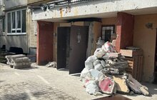 Фото 15: У будинку на вул. Хоткевича, 56, який найбільше постраждав від ракетного обстрілу, відремонтували дах, вікна і монтують ліфти