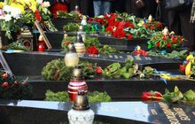 Фото 19: Львів’яни вшанували Героїв Небесної Сотні на Личаківському кладовищі