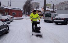 Фото 13: Львів очищають від снігу: вночі працювало 87 прибиральних машин, зранку задіяли ще 12 рейдерів і 63 мотощітки