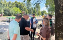 Фото 8: На вул. Липинського, 56 забудовника зобов’язали розчистити стовбури дерев і огородити їх