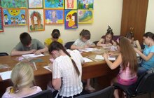 Фото 11: Діти з багатодітних родин власноруч виготовляли подарунки своїм матерям