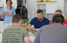 Фото 9: Зіркова американська шеф-кухарка готувала для пацієнтів центру UNBROKEN