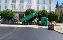 Фото 10: На вул. Винниченка стелять нижній шар асфальту і перемощують бруківку на примиканні до нового покриття