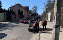 Фото 8: Вулиці Львова прибирають після зими: вже вивезли понад 110 машин бруду та піску