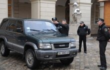 Фото 11: На пл Ринок без жодного погодження припаркували 10 машин 