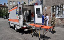 Фото 2: «Ця машина спеціально виготовлена, враховуючи потреби військових медиків», - А. Садовий про машину швидкої допомоги, яку місто передало військовому госпіталю
