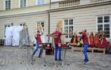 Фото 13: У Львові відбулося карнавальне відкриття театрального фестивалю «Золотий Лев на вулиці - 2020»