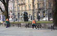 Фото 21: На пр Свободи облаштували 30 нових лавок та 15 урн
