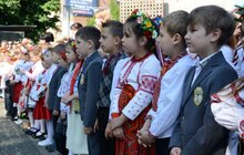 Фото 4: У школах міста урочисто святкують закінчення навчального року