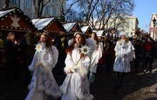 Фото 2: Звізду Миру та десятки інших різдвяних зірок пронесли Львовом учасники Ходи звіздарів