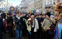 Фото 5: Звізду Миру та десятки інших різдвяних зірок пронесли Львовом учасники Ходи звіздарів