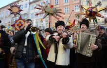 Фото 11: Звізду Миру та десятки інших різдвяних зірок пронесли Львовом учасники Ходи звіздарів