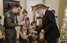 Фото 13: Пластуни передали міському голові Львова Вифлеємський вогонь миру