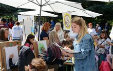 Фото 18: На площі перед ліцеєм ім. В. Симоненка сьогодні відбуваються святкові заходи