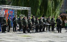 Фото 21: На площі перед ліцеєм ім. В. Симоненка сьогодні відбуваються святкові заходи