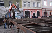 Фото 3: На пл. Ринок почались роботи з монтування ковзанки