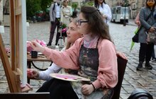 Фото 5: У центрі Львова юна художниця намалювала «особливу» картину