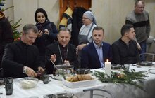 Фото 19: У «Домі милосердя» братів альбертинців організували різдвяну трапезу для бездомних