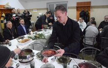Фото 21: У «Домі милосердя» братів альбертинців організували різдвяну трапезу для бездомних