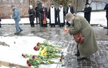 Фото 11: У Львові запаленням лампадок, покладанням квітів та молитвою вшанували жертв Голокосту