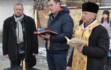 Фото 2: «Сьогодні таки на часі – показати правду про лихоліття минулого століття», – А. Садовий на освяченні будівництва «Території терору»