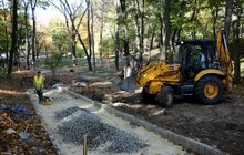 Фото 20: У Личаківському парку тривають ремонтні роботи: облаштовують центральну алею та велодоріжку