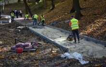 Фото 24: У Личаківському парку тривають ремонтні роботи: облаштовують центральну алею та велодоріжку