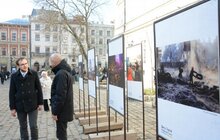 Фото 5: Біля ратуші представили тематичну виставку пам’яті Героїв Небесної Сотні