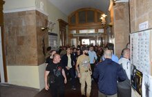 Фото 8: Невідомі особи виламали двері до міської ратуші та ввірвались всередину
