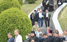 Фото 8: Сьогодні, у День Державного Прапора  України, національний стяг замайорів над могилами новітніх Героїв