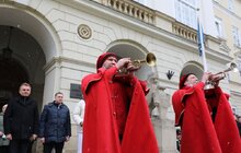 Фото 1: У центрі Львова урочисто заспівали Державний Гімн України та розгорнули синьо-жовтий стяг