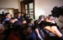 Фото 16: Невідомі особи виламали двері до міської ратуші та ввірвались всередину