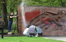 Фото 3: Площу перед ЛНУ та пам’ятник Іванові Франку чистять приладами високого тиску у межах загальноміської кампанії «З нами місто розквітає»